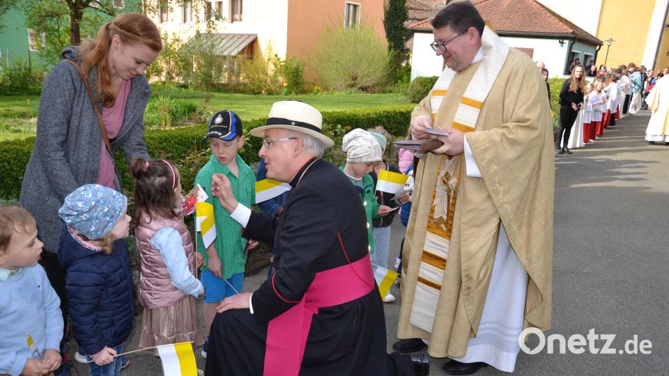 Beim Empfang nahm sich der Bischof Zeit und segnete die Kinder. Bild: gi