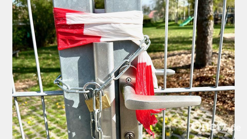 Ein rot-weißes Absperrband ist am Eingang. Bild: Gabi Schönberger