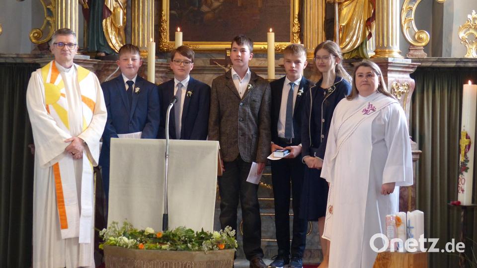 Pfarrer Marcio Trentini mit den Konfirmanten und Ehefrau Diakonin Vivian Bayer-Trentini am Altar Bild: hme