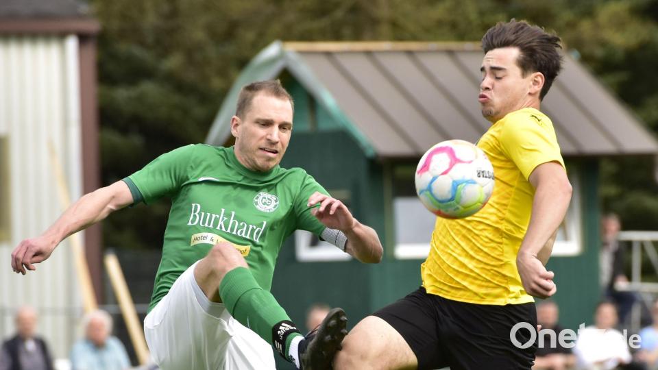 In dieser Szene klärt der Wernberger Maximilian Schatz (links) vor Yannik Haller. Am Ende hatte aber der FC Amberg die Nase vorne und ist neuer Spitzenreiter der Bezirksliga Nord. Bild: ham