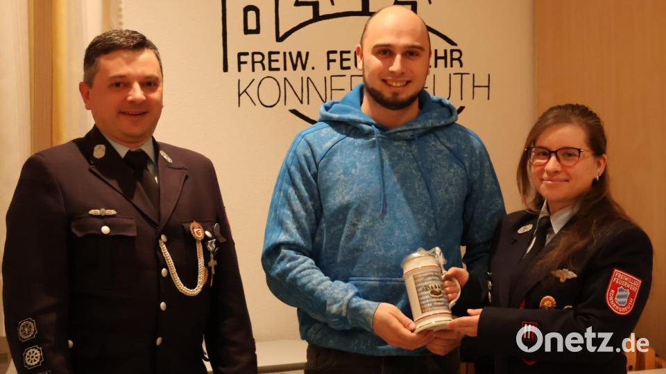 Ein Dankeschön für die Idee zur Nominierung für die Auszeichnung &quot;Grüner Junior-Engel&quot;: (von links) Kommandant Stefan Kreuzer, Jugendbeauftragter Manuel Ernst und Jugendwartin Carina Hart. Bild: Feuerwehr Konnersreuth/exb