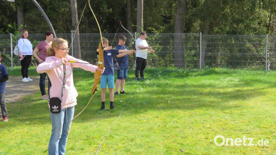 Das Team der offenen Ganztagsschule hat beim Tag der offenen Tür zum Bogenschießen eingeladen. Bild: adj