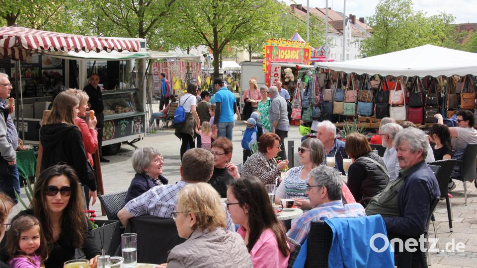 Sonnige Plätze an den Cafés waren gefragt. Bild: kro