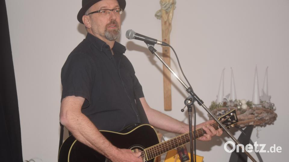 Mit musikalischen Einlagen durchsetzt Hubert Treml seine Weihnachtsgeschichte vom Rouchl. Bild: fz