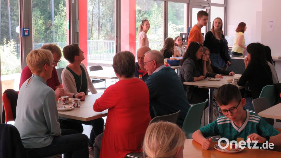 Die Besucher informieren sich beim Tag der offenen Tür über das Angebot der Mittelschule Altenstadt/WN. Bild: adj