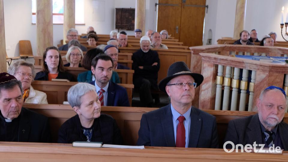 Zeichen für ein friedliches Zusammenleben zwischen den Völkern und Religionen setzen Pfarrer Max Früchtl, Pfarrerin Edith Lang, Rabbiner Dannyel Morag und Pfarrer Alfons Forster (von links) in ihren Gebeten und Vorträgen. Bild: le