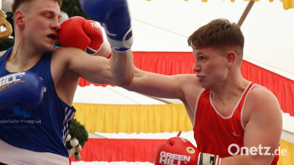 Der Amberger Daniel Belz (rotes Trikot) und Janec Walsch (blaues Trikot) vom AC Bavaria Forchheim lieferten sich einen hatten Schlagabtausch, den Belz letztlich für sich entscheiden konnte. Bild: mfh