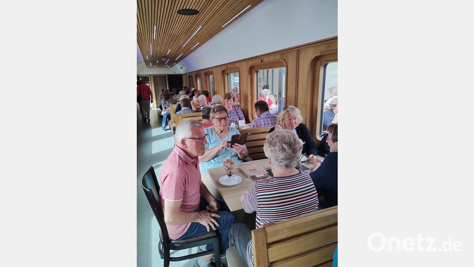 Im Eisenbahnwaggoncafe liesen sich die Senioren die Torten und Eisbecher schmecken. Bild: Böhm/exb