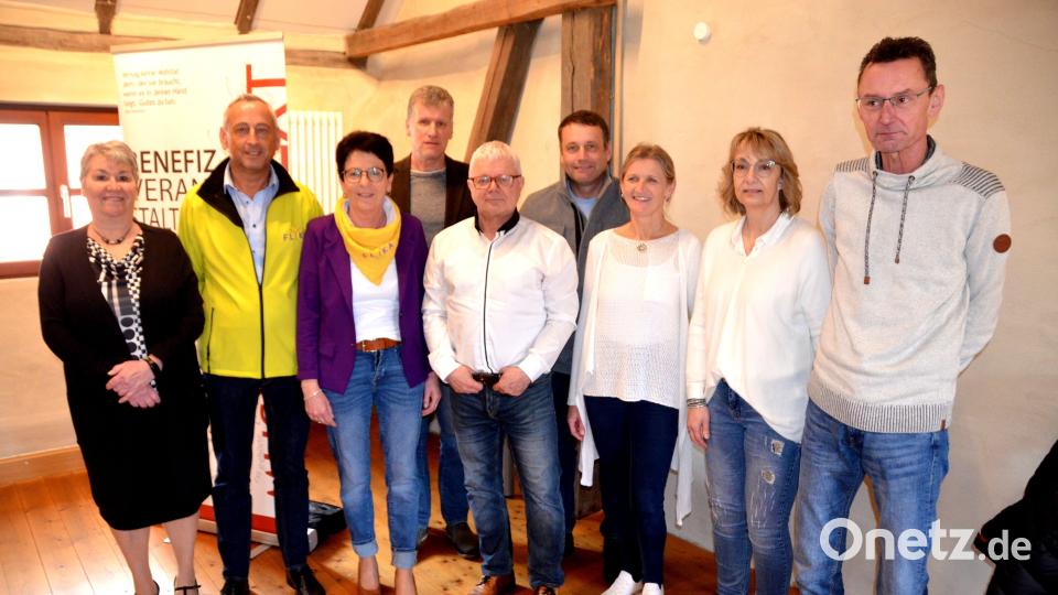 Von links nach rechts: Ingrid Müller, Vorsitzende „Arbeitskreis Heimat und Kultur Schnaittenbach“, Oskar Schmidt und Margit Meier von Flika, Wolfgang Göldner, Bebbo Schuller, 2. Bürgermeister Uwe Bergmann, Siegi Luber, Sonja Seidel und Thomas Seidel. Bild: Ewald Großmann/exb