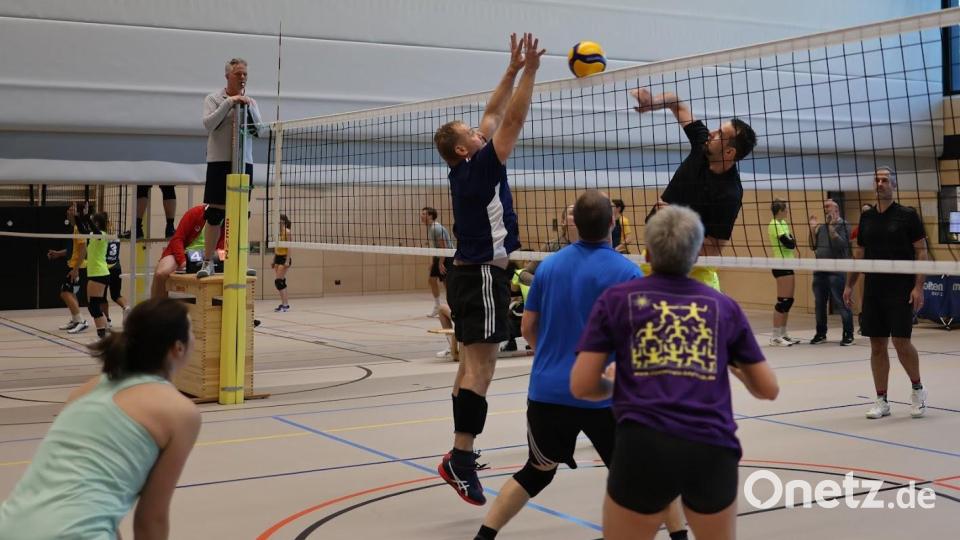 Das Duell Schlag gegen Block am Netz ist stets spannend. Bild: Michael Klement