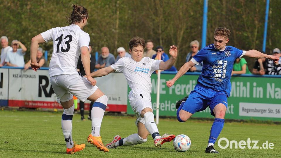 Mirko Griesbecvk (rechts) bereitet in dieser Szene das 1:1 für den SV Etzenricht vor. Dabei blieb es auch am Ende. Bild: war