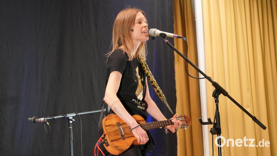 Die Limmerin auf der Bühne beim Flosser Comedy-Bankett. Die Landshuterin Andrea Limmer begeistert die Zuhörer mit ihrem Wortwitz Bild: fvo