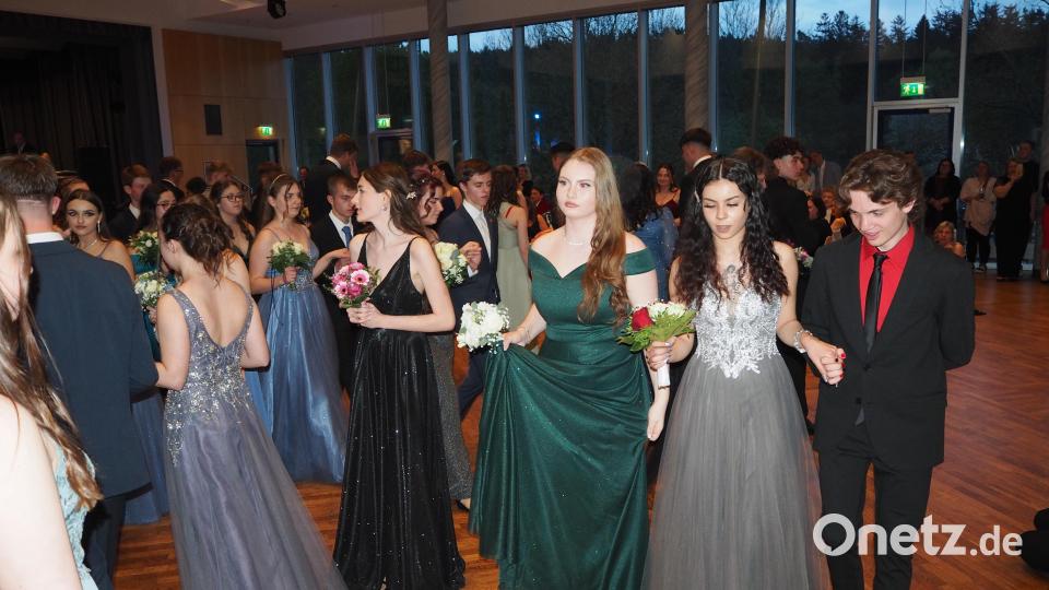 Der Tanzkursabschlussball der Weidener Wirtschaftsschule ging in Neustadt über die Bühne. Bild: krb