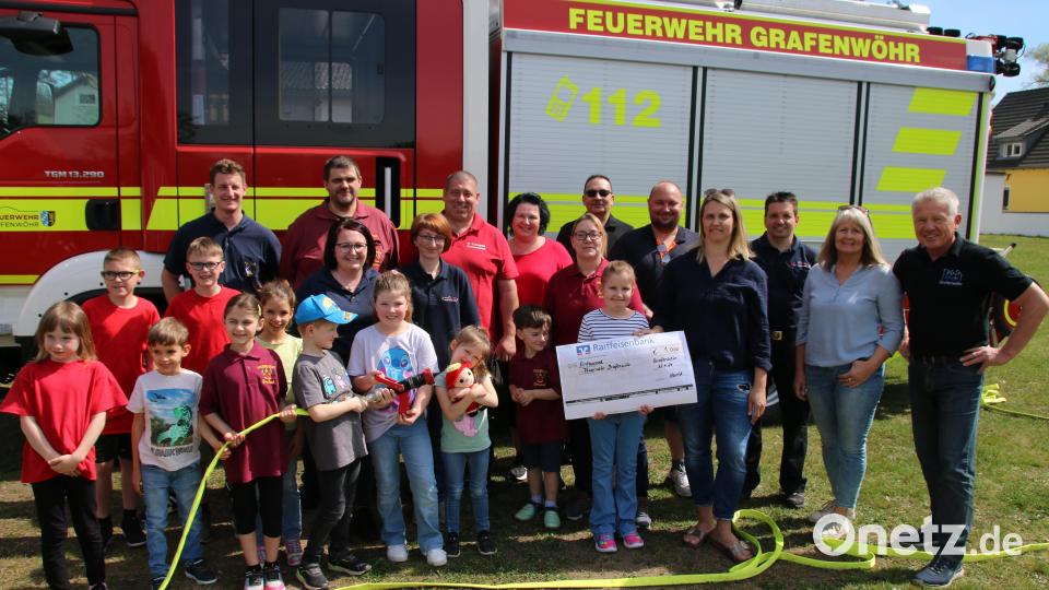 Kommandanten, Kinder und CSU freuen sich über die Gründung der Kinderfeuerwehren. Bild: sne