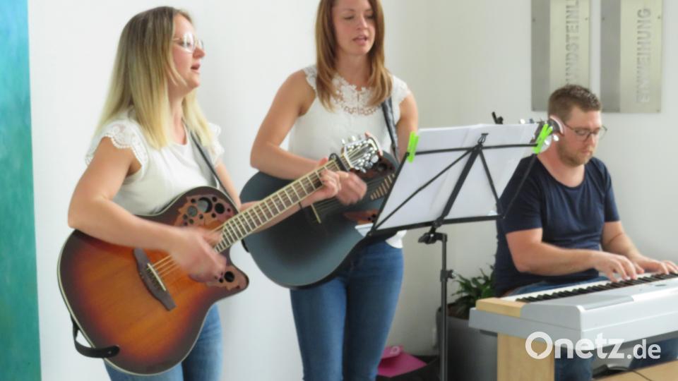 Das Gesang- und Gitarrenduo Marina Böhm und Magdalena Bäumer spielt viel bekannte Lieder, begleitet von Roland Steger(von links) am Piano. Bild: adj