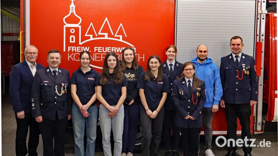 Neuwahlen standen bei der Jugendfeuerwehr Konnersreuth an. Im Bild (von links) Bürgermeister Max Bindl, Kommandant Stefan Kreuzer, Ida Rosner, Paula Richtmann, Lilli Hofmann, Jule Hofmann, Anna Sölch, Jugendwartin Carina Hart, Jugendbeauftragter Manuel Ernst und Vorsitzender Sven Jäger. Bild: Feuerwehr Konnersreuth/exb