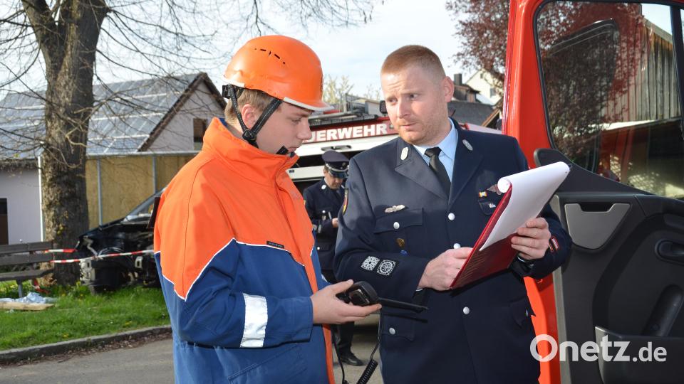 Bei der MTA-Prüfung beenden die Nachwuchskräfte der Feuerwehr ihre Grundausbildung und können anschließend weitere spezielle Lehrgänge angehen. Das Funkgerät muss aus dem Effeff beherrscht werden. Bild: dob