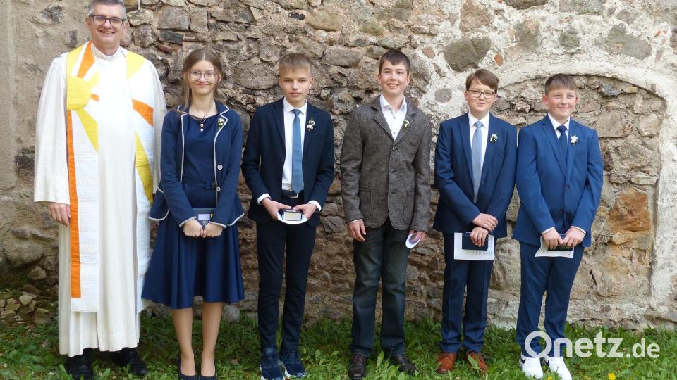 Pfarrer Marcio Trentini mit den Konfirmanden (on links) Elina Welzl, Emil Teicher, Hannes Scholz, Simon König und Lukas Hengl. Bild: hme