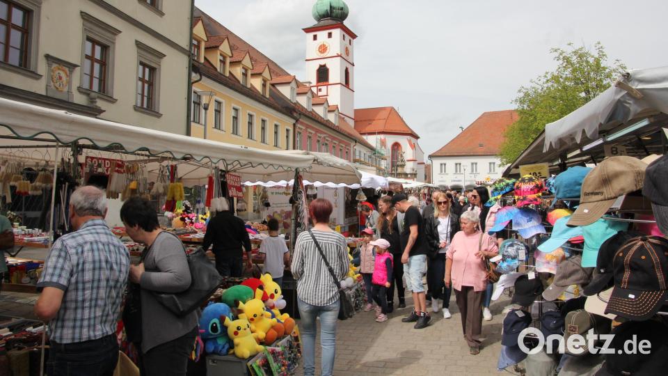 Viele kamen am Sonntag zum Tirschenreuther Ostermarkt, die meisten aber nur zum Spazierengehen oder zum Ratschen. Das Kaufinteresse hielt sich in Grenzen. Bild: kro