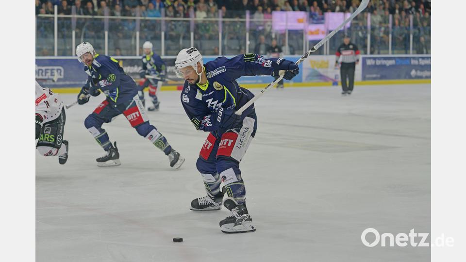Szenen aus dem ersten Play-off-Finale in der Eishockey-Oberliga zwischen den Blue Devils Weiden (blaue Trikots) und den Hannover Scorpions. Bild: Elke Englmaier