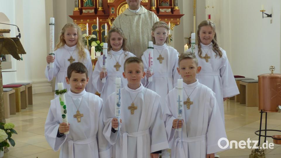 Die vier Mädchen und Buben mit Pfarrer Nieciecki, die zum ersten Mal zum Tisch des Herrn in der restaurierten Pfarrkirche traten. Bild: sl