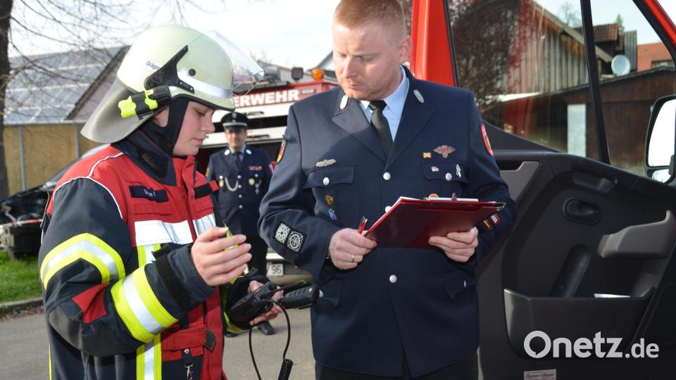 Bei der MTA-Prüfung beenden die Nachwuchskräfte der Feuerwehr ihre Grundausbildung und können anschließend weitere spezielle Lehrgänge angehen. Das Funkgerät muss aus dem Effeff beherrscht werden. Bild: dob