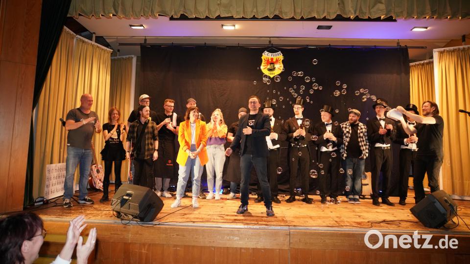 Das Comedy Bankett in Floß mit Franzi Glaser, Stephan Rosi Rosner ( vorne Mitte) und ihren Gästen. Bild: fvo
