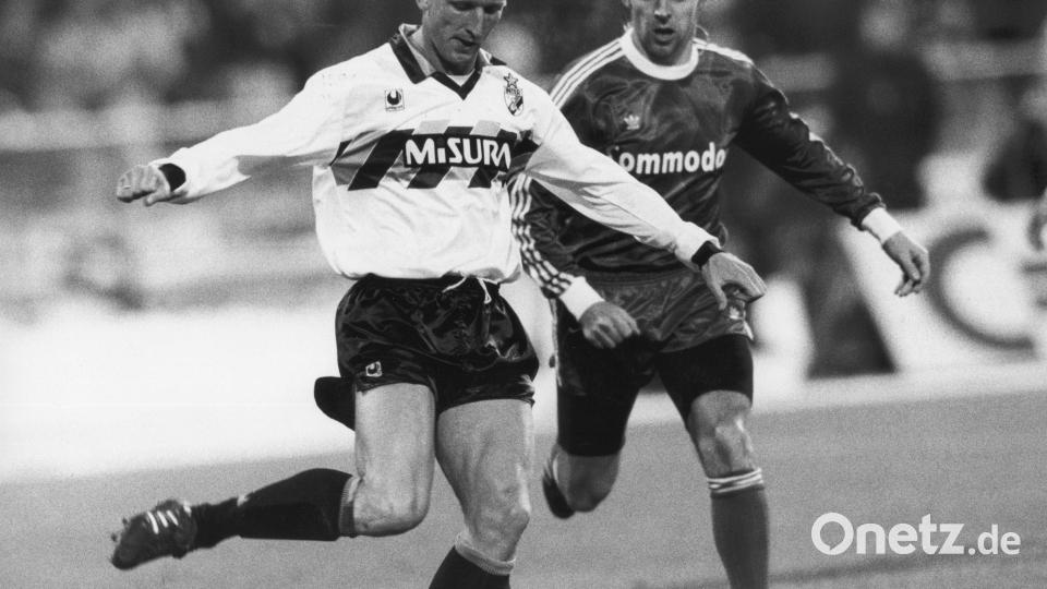 Andreas Brehme (l) von Inter Mailand wird vom Bayern-Gegenspieler Norbert Nachtweih (r) attackiert. Bild: ---