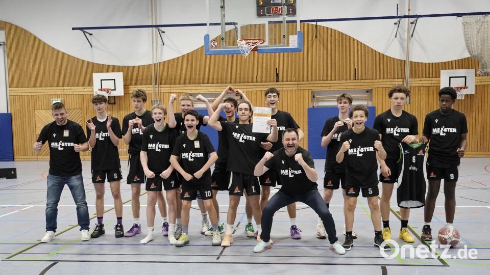 Das Basketball-Team Oberpfalz mit Trainer Gabriel Ionescu siegte bei der Bayereischen Meisterschaft der U16. Bild: ref
