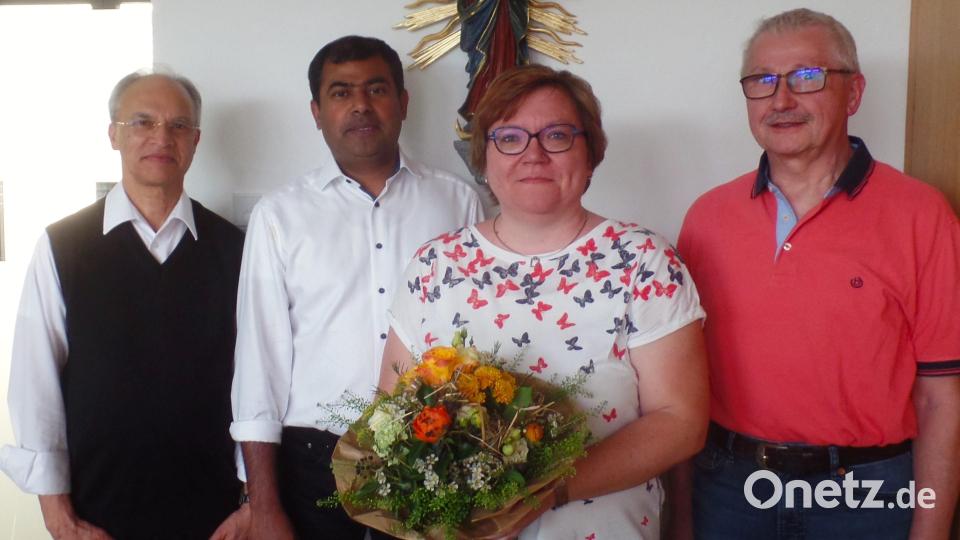 Pfarrer Varghese Puthenchira, Pater Prince Kalariymuril und Kirchenpfleger Leonhard Steinsdörfer (von links) danken Pfarrgemeinderats-Sprecherin Daniela Steinsdörfer für zehn Jahre engagierten Einsatz in diesem wichtigen Bereich. Bild: jml