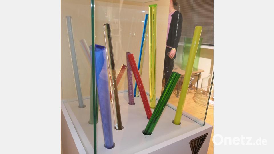 Die Sonderausstellung im Plößberger Museum zeigt einen Querschnitt durch das umfangreiche Schaffenswerk der Hessen-Glaswerke GmbH. Bei der Produktion von kombiniertem Stangenglas waren sie europaweit führend. Bild: Robert Sladky/exb