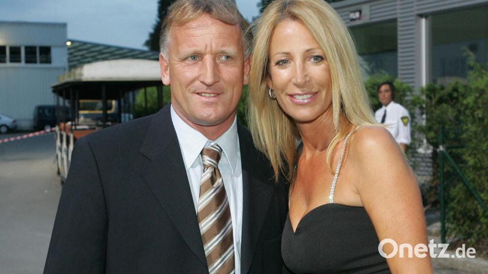 Andreas Brehme, ehemaliger deutscher Nationalspieler, und Ehefrau Pilar kommen zur Aufzeichnung der Beckenbauer-Gala. Bild: Uli Deck