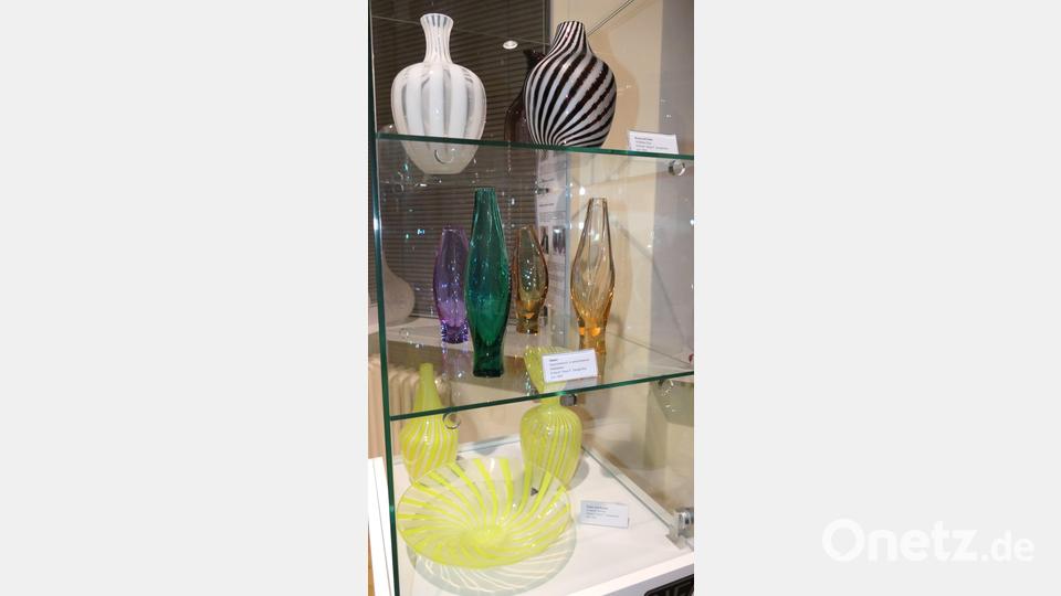 Die zeitlosen Formen des namhaften Glasdesigners Professor Aloys F. Gangkofner entstanden in den 1950er Jahren. Der Glasschmelze wurden seltene Erden, wie zum Beispiel Uranoxid, beigemengt. Die Gläser verändern je nach Lichteinfall ihre Farbe. Bild: Robert Sladky/exb