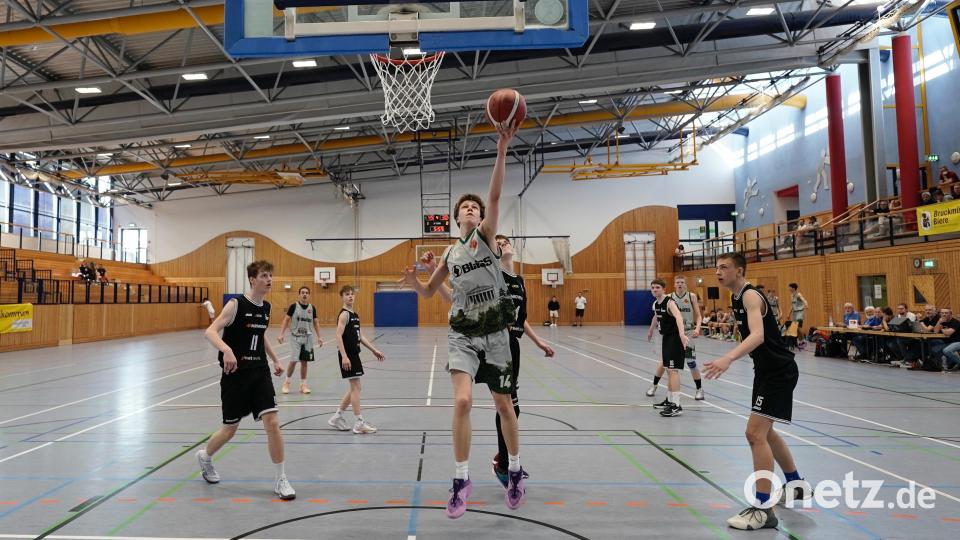 Im ersten Spiel schlug das Team Oberpfalz (hier Werner Lasse am Ball) die TG Würzburg mit 55:36. Bild: ref