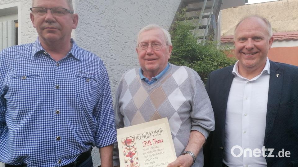 Von links: 1. Vorstand Helmut Wegele, Ehrenmitglied Willi Meier, 1. Bürgermeister Marcus Eichenmüller. Bild: Anita Hartmann/exb