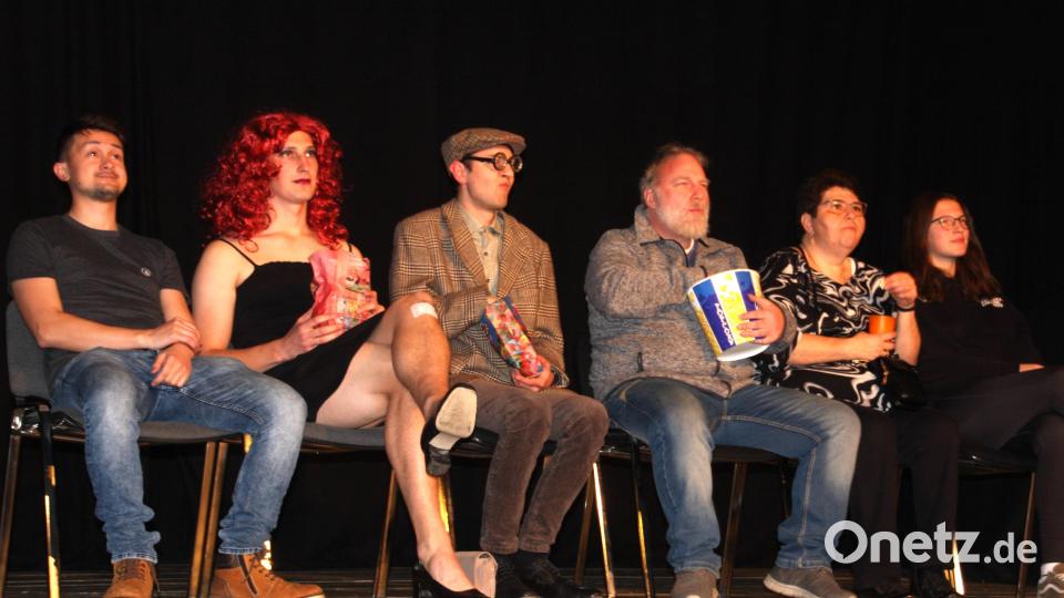 Im Kino: keine Worte, dafür perfekte Gestik und Mimik. Bild: Prögler/exb