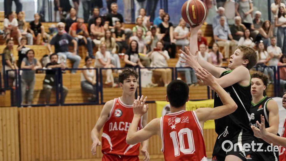 Josh Gnokat-Barat (rechts) zieht im Finale gegen die Dachau Spurs vor rund 200 begeisterten Zuschauern in der Amberger triMAX-Halle zum Korb. Bild: ref