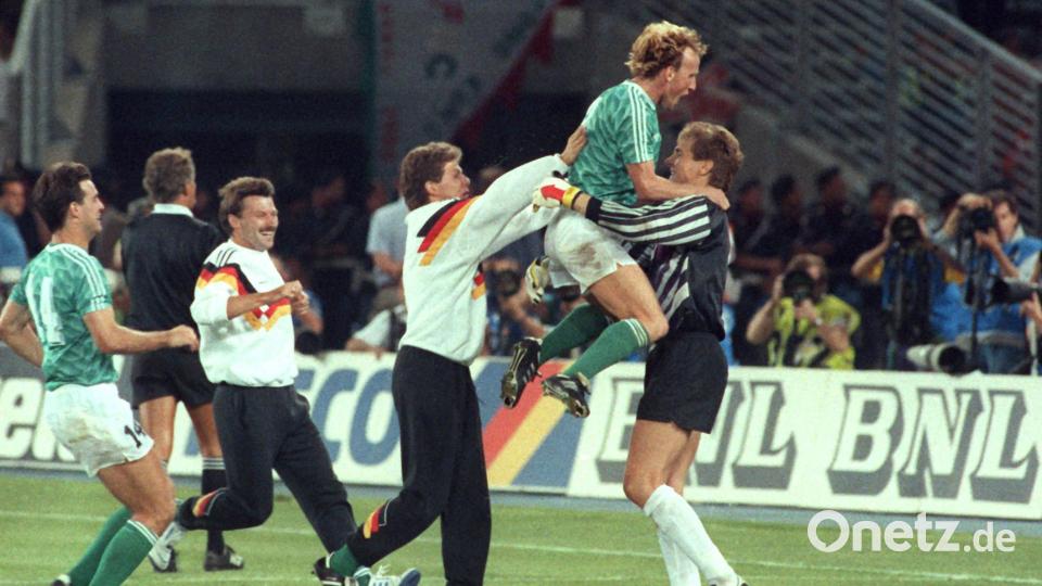 Auf den damaligen deutschen Torhüter Bodo Illgner (r) stürmen nach dem Sieg im Elfmeterschießen jubelnd seine Mitspieler (l-r) Thomas Berthold, Günter Hermann, Andreas Möller und Andreas Brehme (oben) zu. Bild: Martina Hellmann