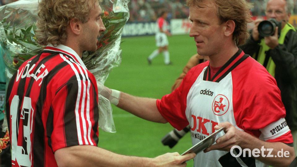 Vor Beginn des Abstiegsduells zwischen Bayer 04 Leverkusen und dem 1. FC Kaiserslautern überreicht der Lauterer Mannschaftskapitän Andreas Brehme (r) dem Kapitän der Leverkusener Rudi Völler ein Geschenk. Bild: Gero Breloer