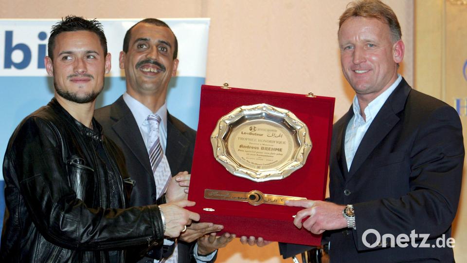 Olympique Marseilles damaliger Spieler Karim Ziani (l) steht neben dem ehemaligen deutschen Fußballnationalspieler Andreas Brehme (r) und Nabil Amra (M. Bild: epa Mohamed Messara