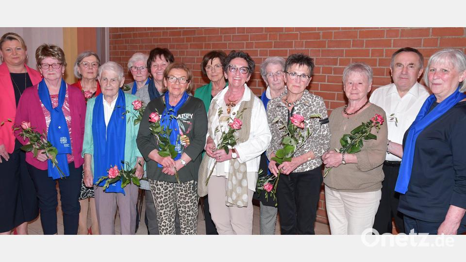 Langjährige MItglieder des Katholischen Frauenbund Aschach-Raigering (von links) mit Stellvertretender Diözesanvorsitzende Kerstin Aufschneider, Rita Neumüller (20 Jahre) Maria Mertel, Maria Singer, Klara Plößl, Marianne Donhauser, Ingeborg Lengfelder, Johanna Frischmann, Evi Donhauser, Margit Brunner, Ida Schön, Franziska Scharnagl (alle 40 Jahre), Pfarrer Eduard Kroher und Vorsitzende Angelika KIrner. Bild: sche