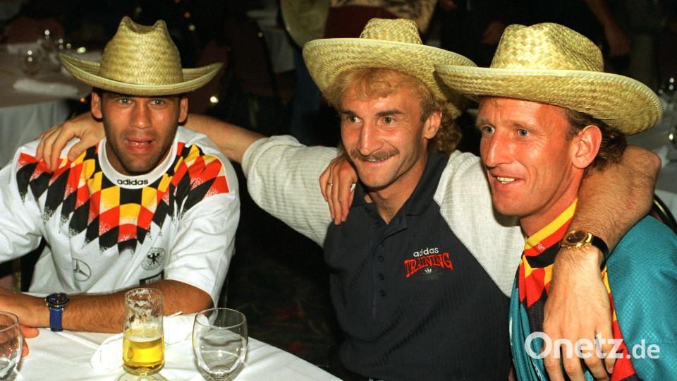 Die damaligen deutschen Nationalspieler Ulf Kirsten (l-r), Rudi Völler und Andreas Brehme amüsieren sich beim Begrüßungsempfang im Oak Brook Hills Hotel in Chicago. Bild: Oliver Berg