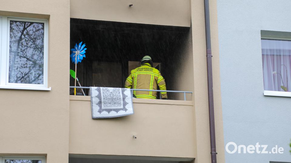 Die Feuerwehr musste nur noch "nacharbeiten", Bewohner haben das brennende Balkon-Mobiliar selbst gelöscht. Bild: Wolfgang Steinbacher