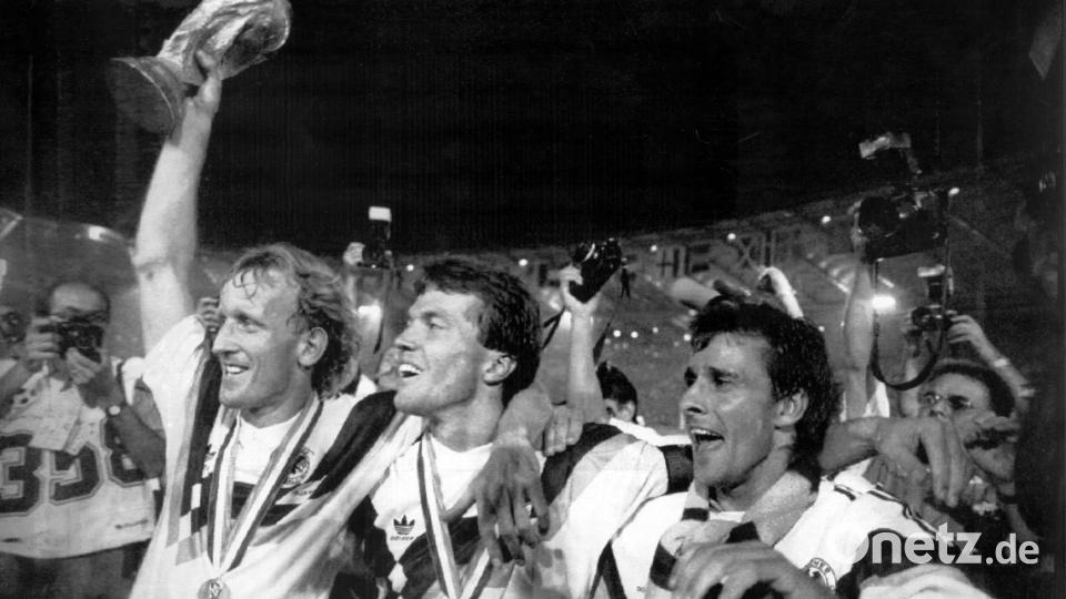 Die damaligen deutschen Nationalspieler Andreas Brehme (l-r), mit dem WM-Pokal in der Hand, Lothar Matthäus und Pierre Littbarski bejubeln den Erfolg im Olympiastadion in Rom. Bild: Daniel Garcia