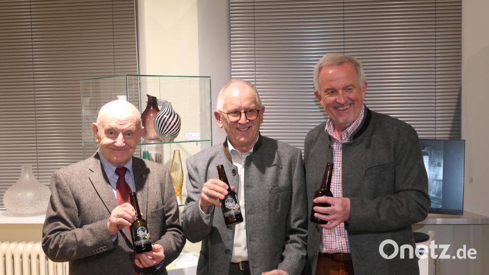 Die drei Festredner Hans Seemann, Benno Krottenthaler und Udo Dönch (von links) stießen auf den Erfolg der Sonderausstellung an. Bild: Robert Sladky/exb