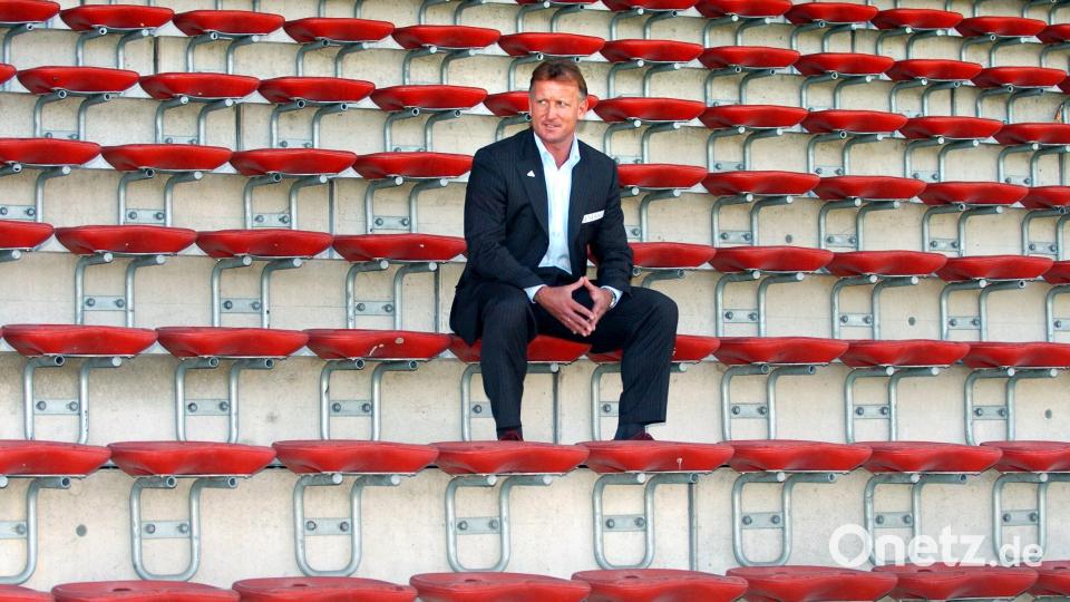 Andreas Brehme, ehemaliger deutscher Nationalspieler, sitzt auf der Zuschauertribühne der Spielvereinigung Unterhaching. Bild: Peter Kneffel