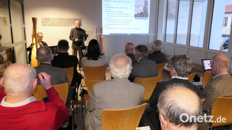 Manfred Kopp, Museumsbetreuer, begrüßte die Gäste im komplett gefüllten Saal. Heike Krottenthaler-Horn untermalte mit einfühlsamer Harfenmusik den Abend. Bild: Robert Sladky/exb