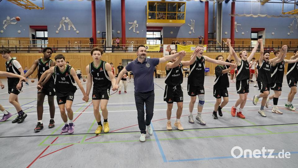 Das Basketball-Team Oberpfalz und Trainer Gabriel Ionescu feiern den Titel bei der Bayerischen Meisterschaft der U16. Bild: ref