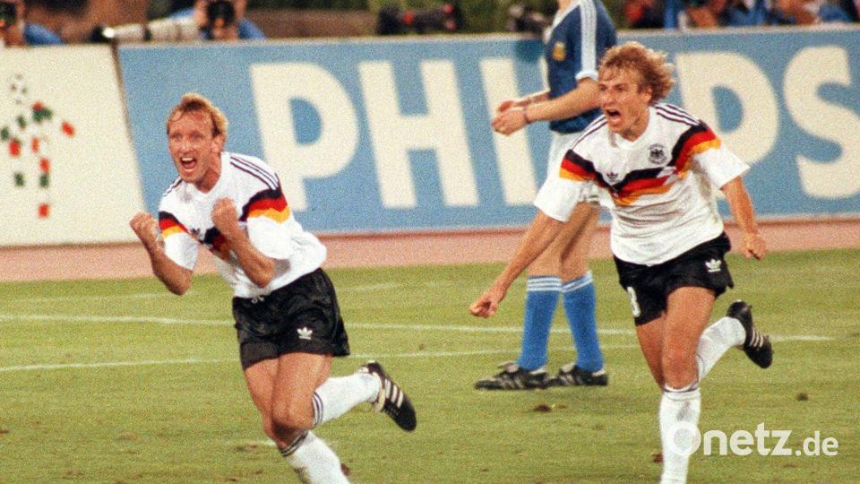 Die damaligen deutschen Fußball-Nationspieler Andreas Brehme (l) und Jürgen Klinsmann laufen jubelnd über das Spielfeld des Olympiastadions von Rom, nachdem Brehme per Elfmeter zum 1:0-Führungstreffer für Deutschland verwandelt hat. Bild: Frank Kleefeldt