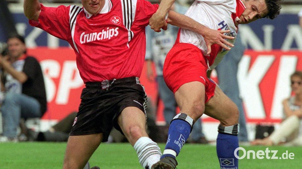 Der damalige Mannschaftskapitän des 1. FC Kaiserslautern, Andreas Brehme (l), im Zweikampf mit Hamburgs Hasan Salihamidzic. Bild: Stefan Hesse